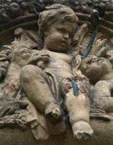 Photo d'une statue de cupidon