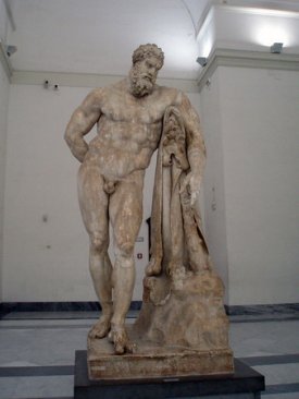 Photo dune statue de Hercule